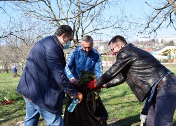 La Orhei, curățenia de primăvară este în plin proces: Funcționari ai primăriei și ai Consiliul Raional au muncit cot la cot cu locuitorii orașului | VIDEO