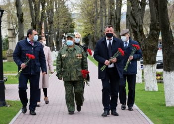 35 de ani de la catastrofa din Cernobîl: Conducerea raionului Orhei, împreună cu zeci de locuitori au depus flori la monumentul eroilor | VIDEO