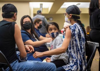 Un stat american le oferă câte 100 de dolari tinerilor care se vaccinează