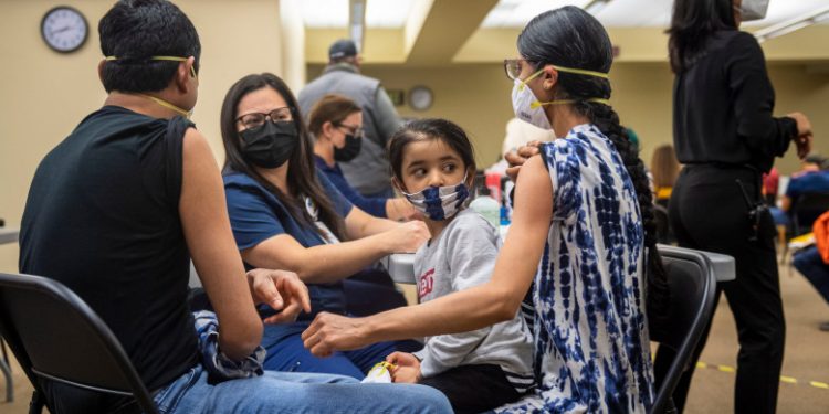 Un stat american le oferă câte 100 de dolari tinerilor care se vaccinează