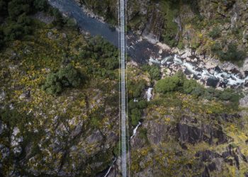 A fost inaugurat cel mai lung pod pietonal suspendat din lume. Câți metri are și unde se află