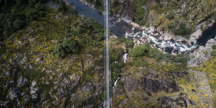 A fost inaugurat cel mai lung pod pietonal suspendat din lume. Câți metri are și unde se află