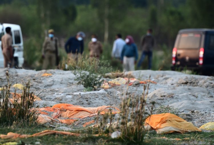 Cum s-a umplut de cadavre fluviul sacru al Indiei. În spatele imaginilor șocante sunt tradiția, sărăcia și COVID-ul