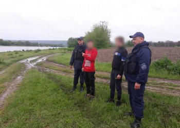 Пограничники обнаружили двух подростков на надувном матрасе, плывущими по Днестру