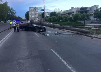 В Кишиневе авто снесло столб. Движение некоторых троллейбусов перенаправят