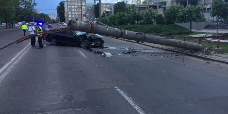В Кишиневе авто снесло столб. Движение некоторых троллейбусов перенаправят