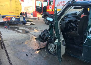 В столице микроавтобус врезался в бензовоз, стоявший на заправке | VIDEO