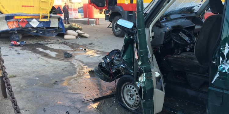 В столице микроавтобус врезался в бензовоз, стоявший на заправке | VIDEO