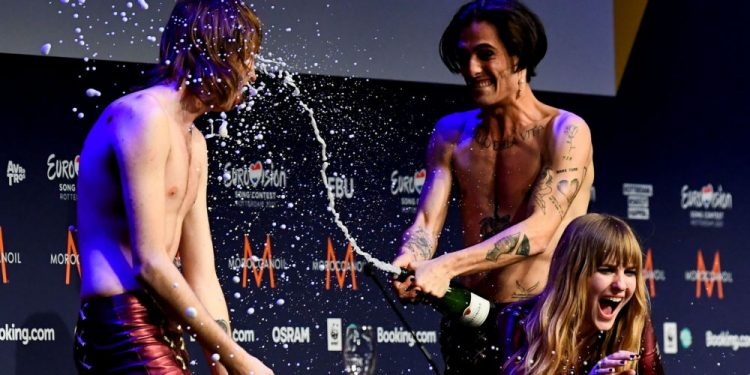 Вокалист победившей на «Евровидении» группы сдал тест на наркотики