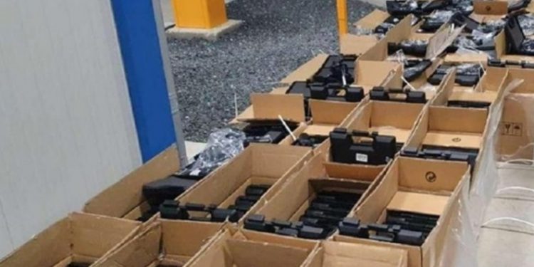 На румыно-украинской границе задержан грузовик со 143 ящиками оружия