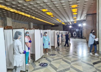 Огромные очереди, желающих сделать прививку больше чем ожидалось. Как стартовал марафон COVID-вакцинации | VIDEO