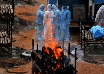 В Индии смертность от COVID-19 за сутки вновь бьет рекорды