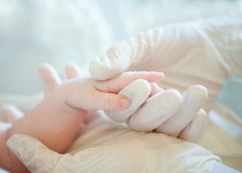 Специалист объяснил, как распознать тяжелое течение COVID-19 у ребенка