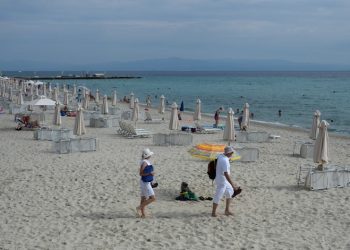 Греция открыла пляжи на особых условиях