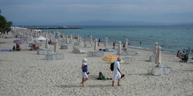 Греция открыла пляжи на особых условиях