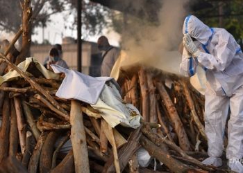 Неизвестные скинули в Ганг тела десятков людей, умерших от COVID-19