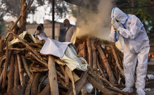 Неизвестные скинули в Ганг тела десятков людей, умерших от COVID-19