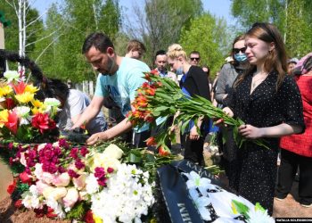 Victimele atacului armat din școala din Kazan au fost înmormântate | FOTO