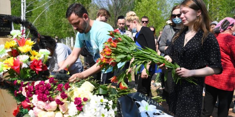 Victimele atacului armat din școala din Kazan au fost înmormântate | FOTO