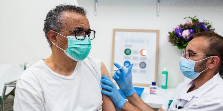 Глава ВОЗ сделал прививку от COVID и оставил выбранную вакцину в секрете