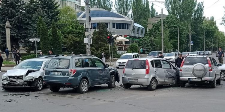 В столице произошла авария с участием четырех автомобилей