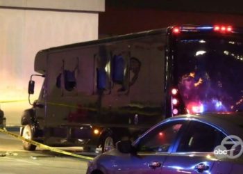 В США неизвестный открыл огонь по автобусу, есть жертвы