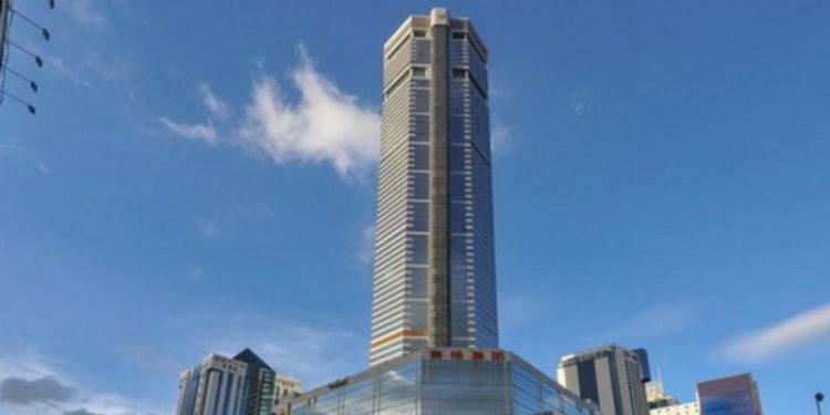 В Китае неожиданно зашатался 300-метровый небоскреб | VIDEO