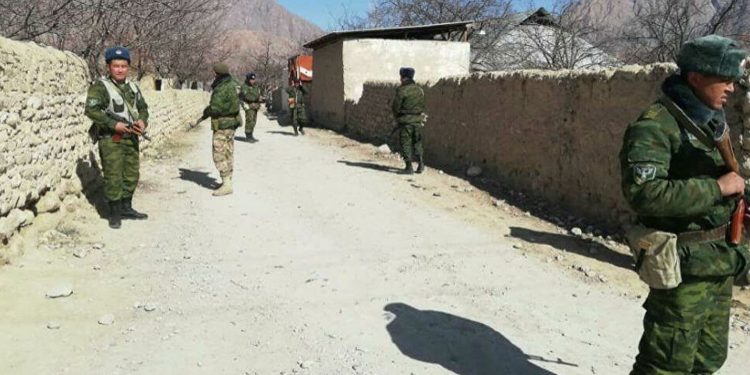 Киргизия обвинила Таджикистан в обстреле жилых домов. В приграничном конфликте уже погибло 33 человека