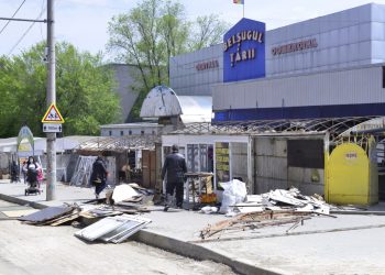 În capitală a început demolarea pavilioanelor din preajma cinematografului „Flacăra”