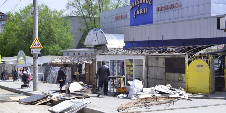 În capitală a început demolarea pavilioanelor din preajma cinematografului „Flacăra”