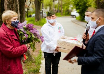 Cu flori în mâini și pe fundalul melodiilor intonate de fanfară: Membrii Partidului ,,ȘOR» în prag de Ziua Victoriei au felicitat veteranii din capitală | VIDEO