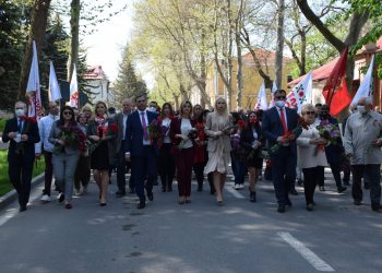 În Moldova a fost marcată Ziua Victoriei: deputații PP «ȘOR» și Platformei «Pentru Moldova» au cinstit cu gratitudine memoria soldaților căzuți în municipiile Chișinău și Orhei și în Taraclia | VIDEO