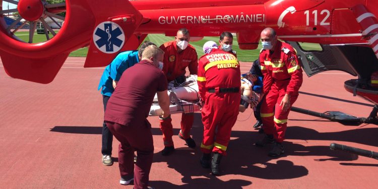 Intervenție aero -medicală SMURD. Un tânăr transportat cu elicopterul de la Edineț la Chișinău | VIDEO