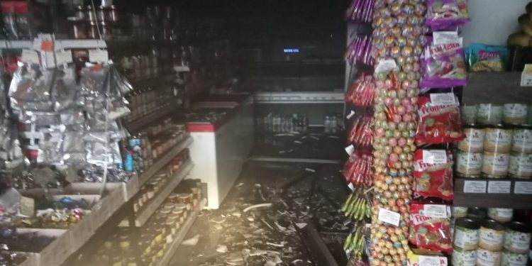 Incendiu la o alimentară din centrul capitalei. Au intervenit trei echipaje de pompieri | VIDEO