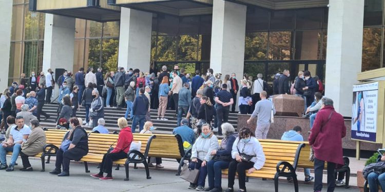 Cozi în fața Palatului Republicii, înainte de stratul Maratonului de Vaccinare | VIDEO