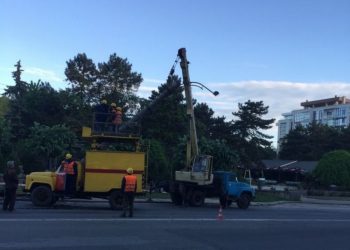 В Кишиневе авто снесло столб. Движение некоторых троллейбусов перенаправят