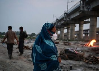 В Индии на берег реки вынесло сотни мертвецов