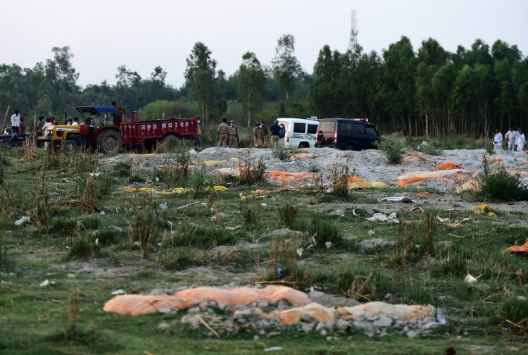 Cum s-a umplut de cadavre fluviul sacru al Indiei. În spatele imaginilor șocante sunt tradiția, sărăcia și COVID-ul