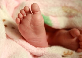 Fetiță diagnosticată la naștere cu boala „solzilor de pește”. Echipa „Oameni pentru oameni” și fundația Miron Șor au oferit familiei copilei o rază de speranță | VIDEO