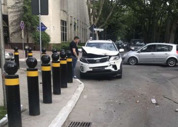Accident pe o stradă din Capitală cu implicarea unui microbuz de rută | FOTO