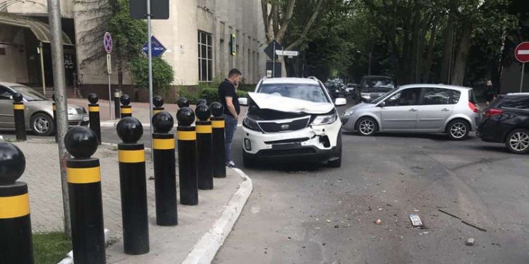 Accident pe o stradă din Capitală cu implicarea unui microbuz de rută | FOTO