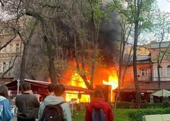 В Одессе загорелось здание ресторана и отеля | VIDEO/FOTO