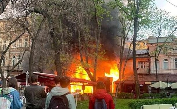 В Одессе загорелось здание ресторана и отеля | VIDEO/FOTO