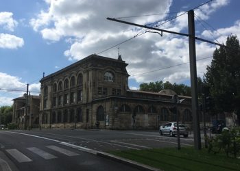 Во Франции муж расстрелял и сжег жену посреди улицы