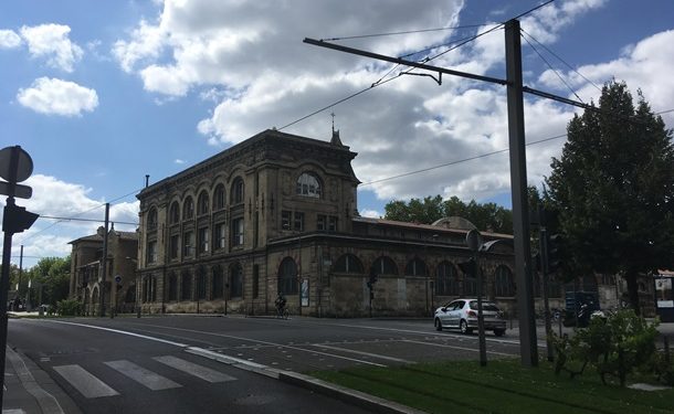 Во Франции муж расстрелял и сжег жену посреди улицы