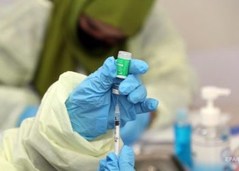 В Саудовской Аравии запретили выходить на работу без COVID-прививки