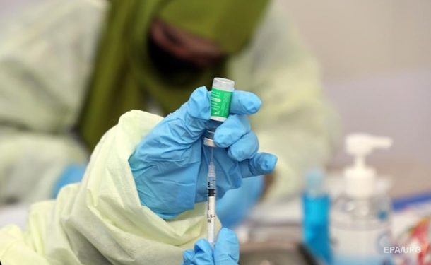 В Саудовской Аравии запретили выходить на работу без COVID-прививки