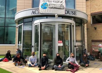 В Британии от AstraZeneca требуют раскрыть технологию производства вакцины