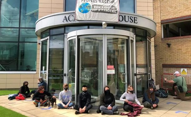 В Британии от AstraZeneca требуют раскрыть технологию производства вакцины