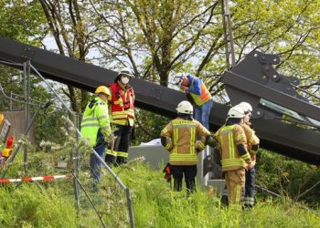 В Германии рухнул пешеходный мост, есть жертвы
